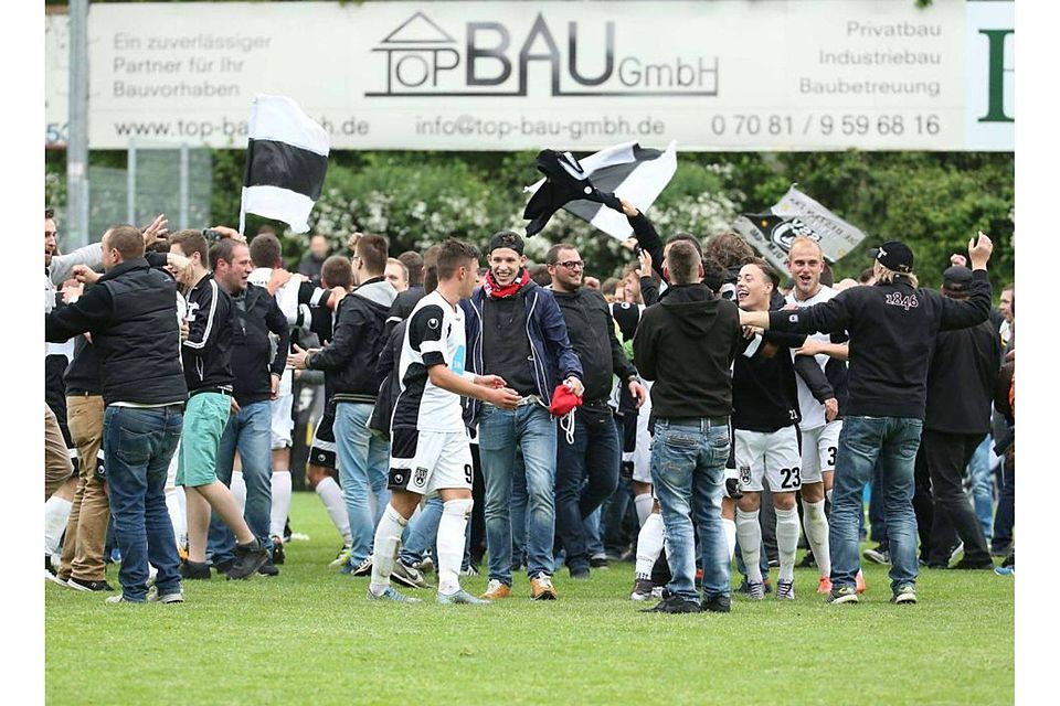 Jubel in schwarz und weiß. Der SSV Ulm 1846 Fußball spielt in der kommenden Saison in der Regionalliga. F: Eibner-Pressefotografie