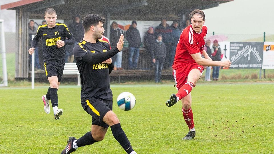 Und wieder steht ein Gegner im Weg: In dieser Szene versucht FC-Akteur Tobias Trainer(in Rot) vergeblich, zum Torerfolg zu kommen.