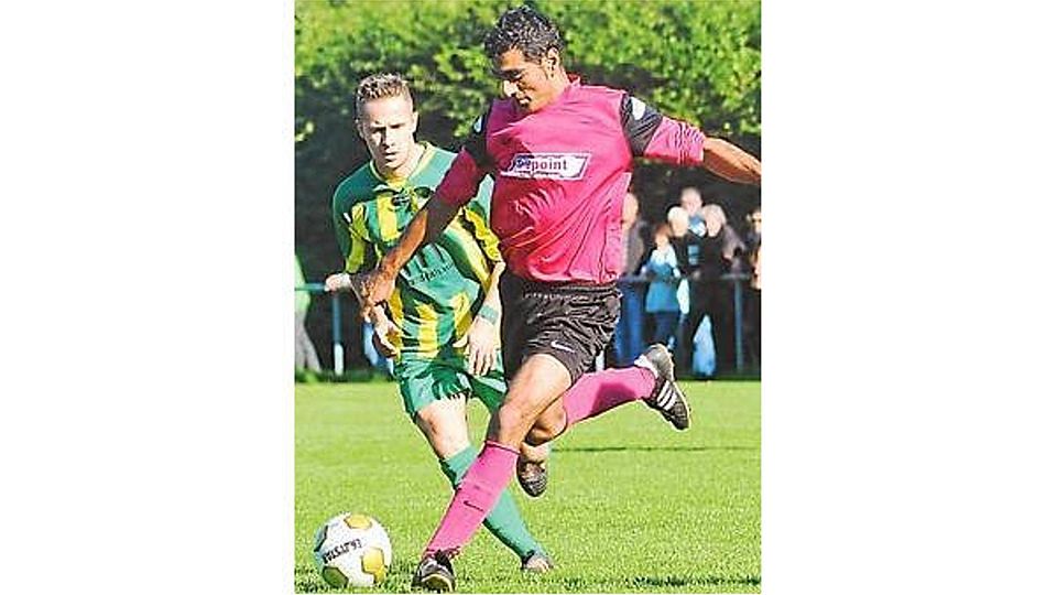 Momentaufnahme: Abbehausens Fußballer (in Grün-Gelb) rennen hinter ihren Esenshamm er Stadt-Rivalen her. Doch nach Abschluss der Hinrunde sind die Grün-Gelben die Nummer eins in Nordenham.   Bild: Felix Grossmann