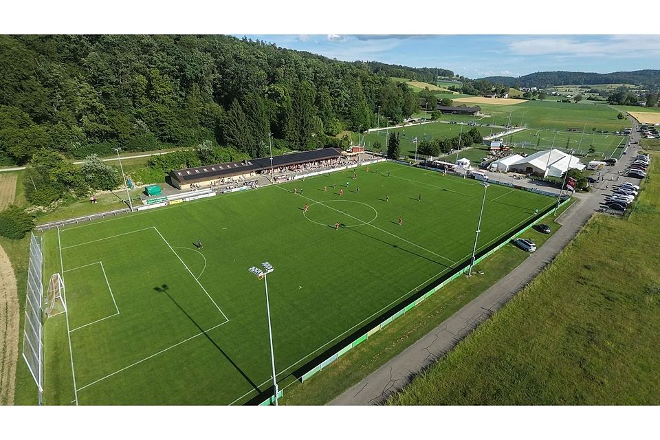 Embrach verliert mit 1:4 gegen Herrliberg, schafft aber dank Schützenhilfe den Klassenerhalt vorzeitig. Embrach verliert mit 1:4 gegen Herrliberg, schafft aber dank Schützenhilfe den Klassenerhalt vorzeitig.
