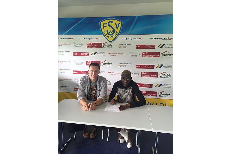 FSV-Mannschaftsleiter Thomas Mill und Yannick Monga Ebwa bei der Vertragsunterschrift. Foto: Verein