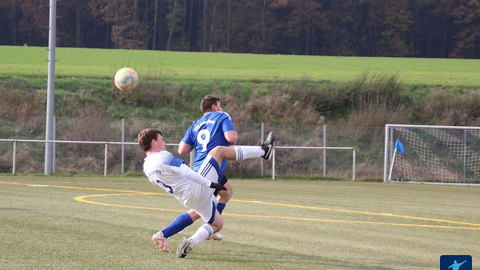 Mit einem Heimsieg gegen Kümmersbruck will der SV Raigering II (in Weiß) endlich die "Rote Laterne" abgeben.