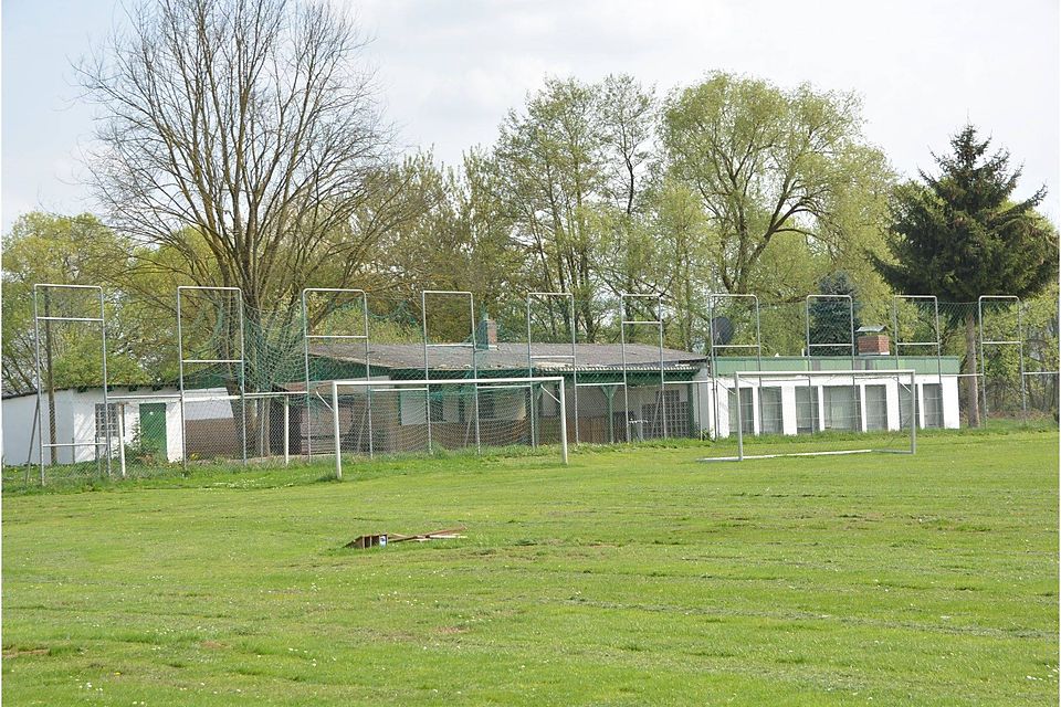 Der momentan unbenutzte Fußball-Rasen auf dem Germania-Gelände könnte zum modernen Hybridplatz des ATSV Forchheim werden. Foto: Alexander Hitschfel