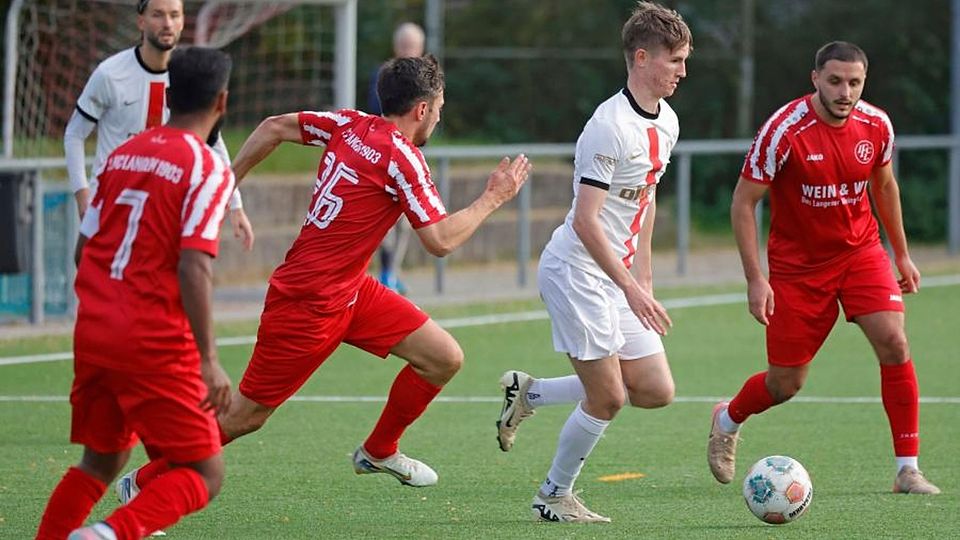 Drei gegen einen: RW Darmstadt (Mitte Philipp Christoph) musste sich in der Fußball-Verbandsliga trotz zweimaliger Führung mit einem 3:3 gegen den 1. FC Langen begnügen.	Foto: Peter Henrich