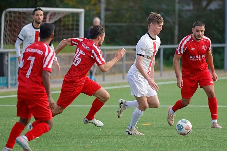 Drei gegen einen: RW Darmstadt (Mitte Philipp Christoph) musste sich in der Fußball-Verbandsliga trotz zweimaliger Führung mit einem 3:3 gegen den 1. FC Langen begnügen. Foto: Peter Henrich Drei gegen einen: RW Darmstadt (Mitte Philipp Christoph) musste sich in der Fußball-Verbandsliga trotz zweimaliger Führung mit einem 3:3 gegen den 1. FC Langen begnügen. Foto: Peter Henrich
