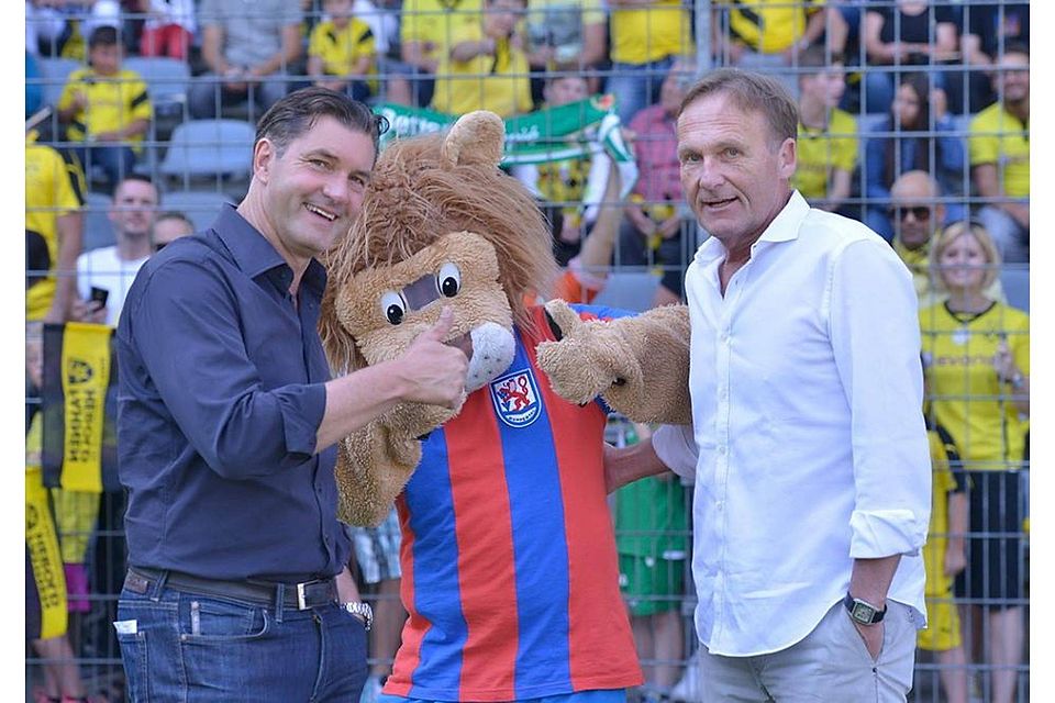 BVB-Sportdirektor Michel Zorc und Geschäftsführer Hans-Joachim Watzke beim BVB-Gastspiel 2015 im Stadion am Zoo. Foto: Dirk Freund