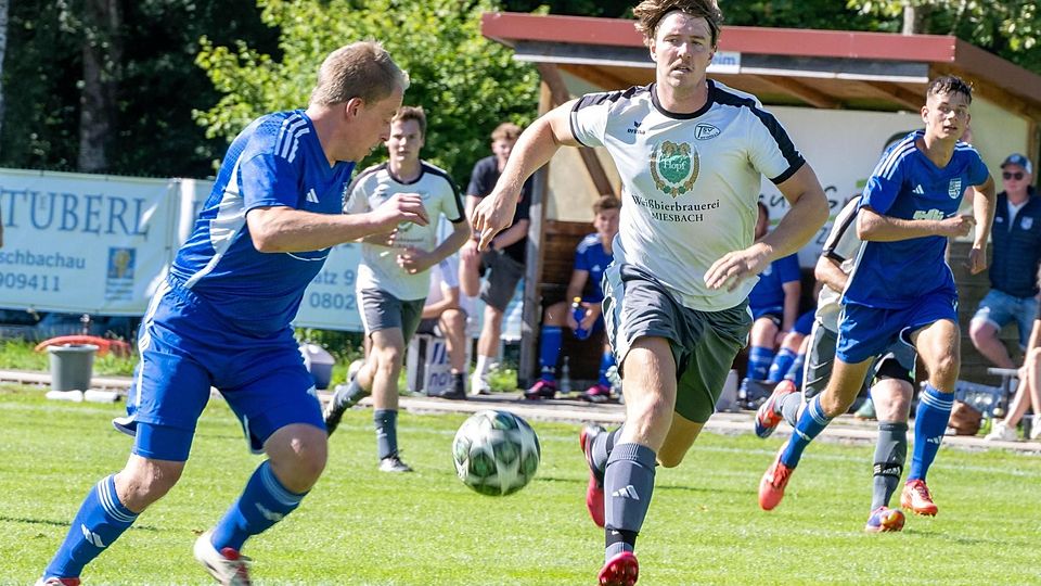 Erfolg in Halbzeit zwei: Die Sportfreunde Fischbachau (in Blau) erzielten ihren Siegtreffer erst spät.