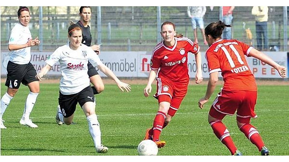 Die Cloppenburgerinnen (hier, von links, Vanessa Bernauer und Marie-Louise Bagehorn im Spiel gegen Bayern München) wollen auf keinen Fall nur hinterherlaufen. Björn Lichtfuß