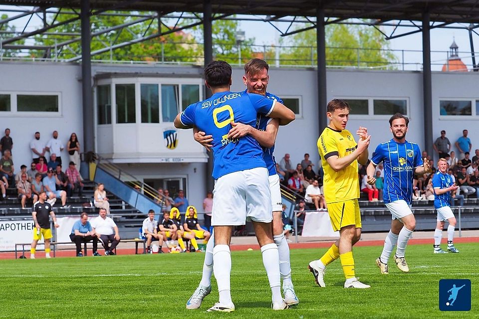 Vorlagengeber Jasjot Padda (Nummer 9) und Torschütze Gazmend Nuraj freuen sich über den 1:0-Führungstreffer für ihre SSV Dillingen beim wichtigen 3:1-Heimerfolg im Derby gegen den direkten Konkurrenten FC Lauingen.