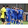 Da ist die Welt von Fußball-Hessenligist noch in Ordnung: Mica Hendrich (3.v.r.) lässt sich nach seinem Kopfballtreffer zum 1:0 von seinen Mitspielern feiern. Später unterläuft ihm gegen den SC Hanau ein Eigentor zum 1:1-Endstand. © Jens Schmidt