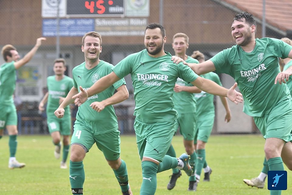 Christoph Konietzny (Mitte) feierte mit einem Treffer ein gelungenes Debüt im Dress der DJK-SV Adlkofen.