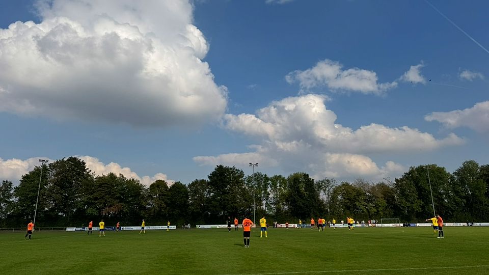 Spannendes Lokalderby an der Kreutzstraße.