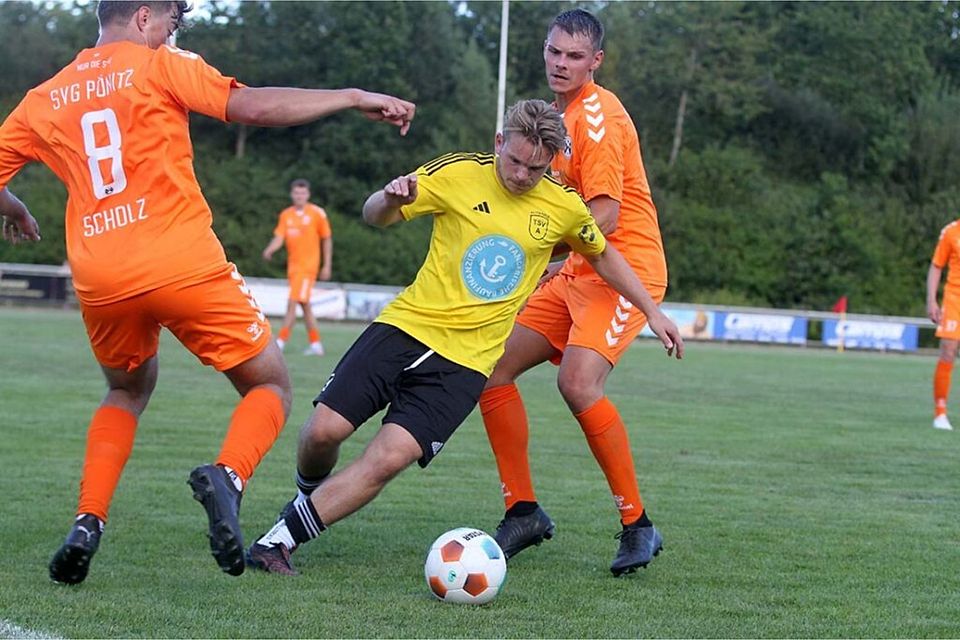 Szene aus dem Hinspiel - Ab durch die Mitte für Jonas Schäfer (TSV Altenholz) gegen Moritz Scholz (li.) und Simon Evers (SVG Pönitz).