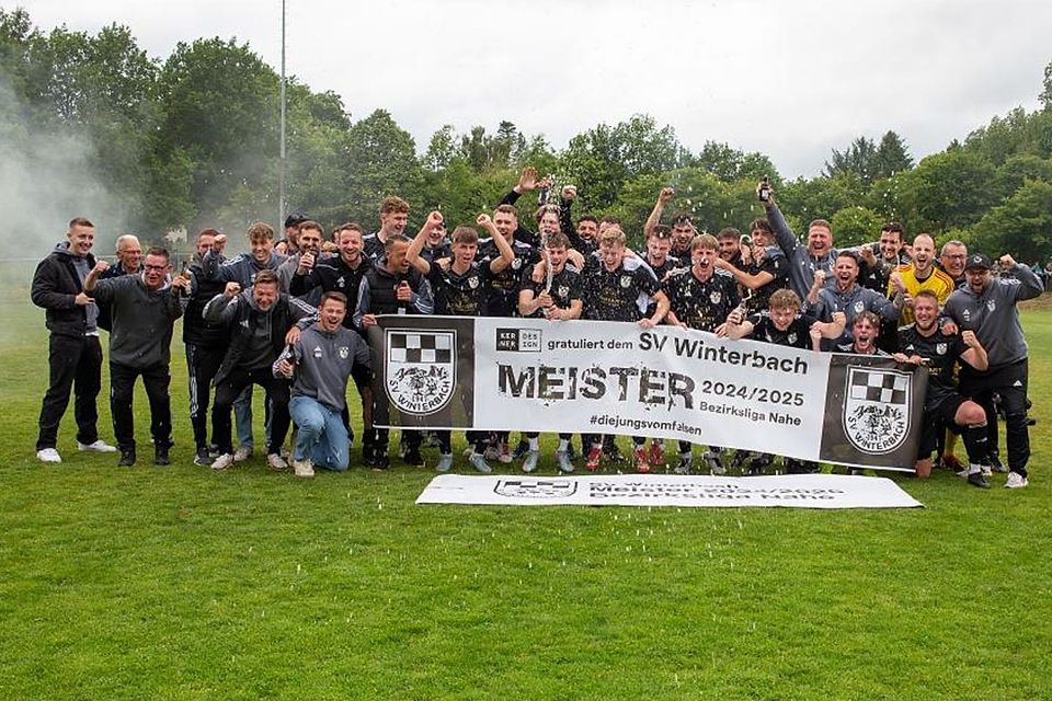 So sehen Meister aus: Der SV Winterbach beherrschte die Bezirksliga Nahe in der Saison 2024/25.	Foto: Edgar Daudistel
