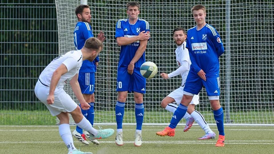 Mika Leifermann vom FV Delkenheim beim Freistoß. Am Ende bleiben die Punkte aber bei Gastgeber FC Naurod, der momentan noch auf Platz zwei hoffen darf.	Foto: Jörg Halisch