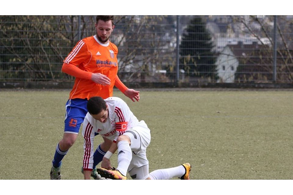 Zwar ging Ruben Balthasar (weißes Trikot) im Charlottental leer aus, dennoch gewann sein FC Eiserfeld das Spitzenspiel knapp mit 1:0.  Foto: cs
