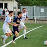 Direkt nach Wiederanpfiff: Hackenheims Spielertrainer Tim Hulsey setzt sich im Laufduell gegen zwei Gästespieler durch und bedient dann den mitgelaufenen Christoph Wilhelm. Foto Martin Imruck