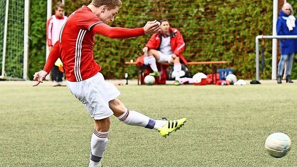 Nicht lange gefackelt: Germania-Angreifer Tibor Hofmann erzielte gegen den KV Plieningen die frühe 1:0-Führung beim ersten Saisonheimerfolg des Aufsteigers.  Foto: Günter Bergmann