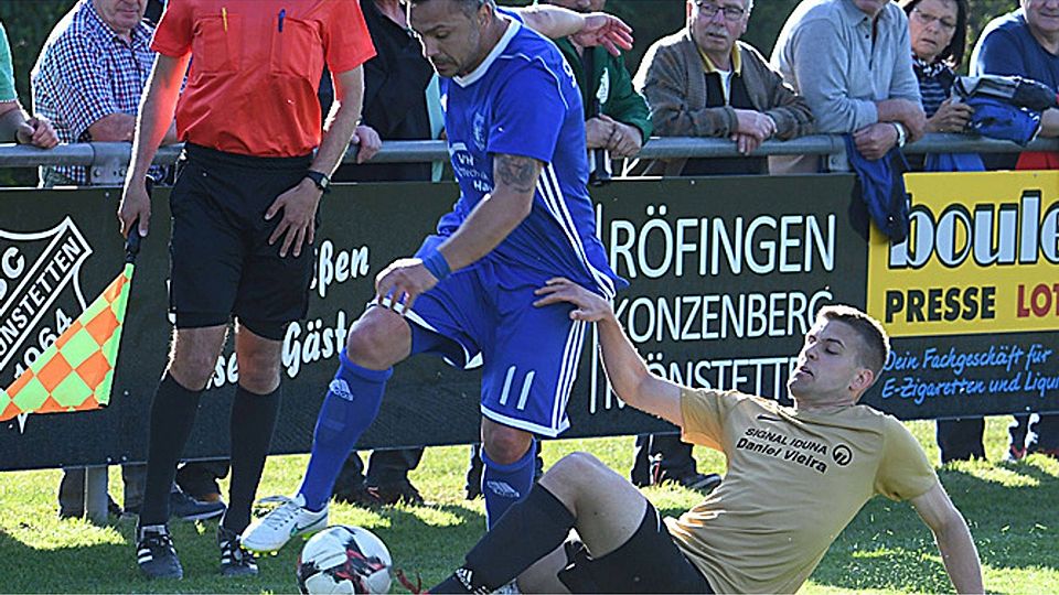 Radu Somodi (in blau) und der SV Holzheim behielten im Relegationsspiel gegen den FC Mindeltal (Manuel Saumweber) mit 1:0 die Oberhand.  Foto: Ernst Mayer