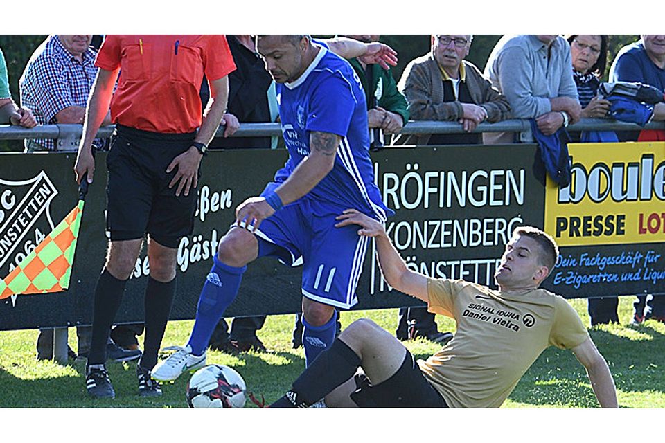 Radu Somodi (in blau) und der SV Holzheim behielten im Relegationsspiel gegen den FC Mindeltal (Manuel Saumweber) mit 1:0 die Oberhand.  Foto: Ernst Mayer