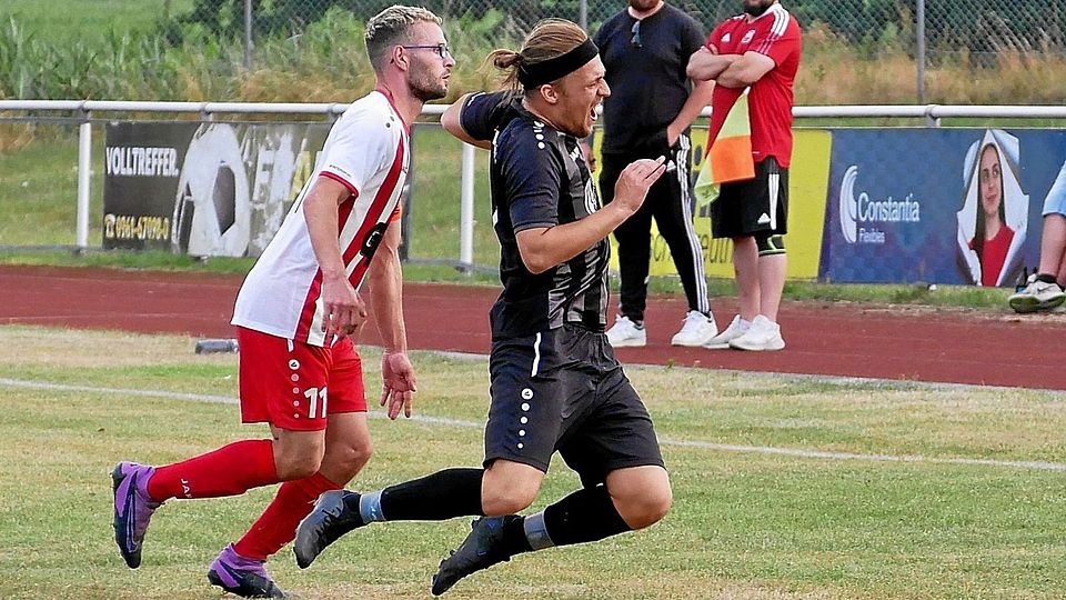 Der VfB Weiden (in Schwarz) ist erneut zu Fall gekommen, meldet er sich doch innerhalb weniger Jahre ein zweites Mal aus dem aktiven Spielbetrieb ab.