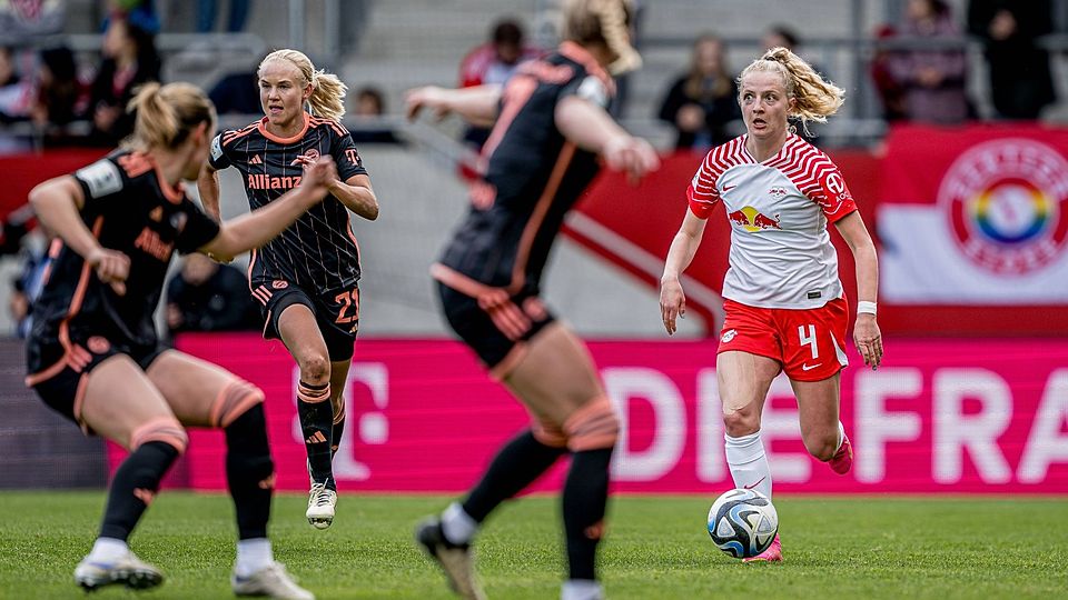 Einst begann Nina Räcke (r.) im Jerichower Land mit dem Fußball. Heute spielt sie in der Bundesliga gegen Bayern München, den VfL Wolfsburg und Co.