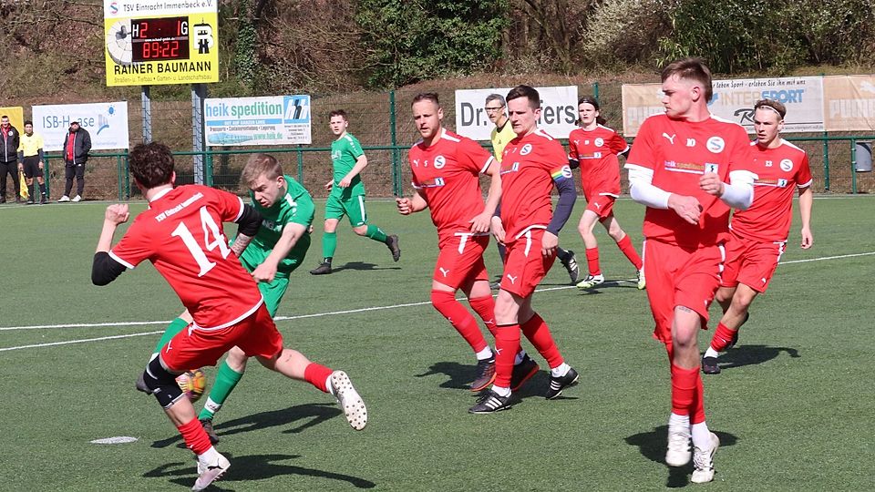 Mark Schomacker zieht ab und trifft in der 90. Minute zum 2:2.