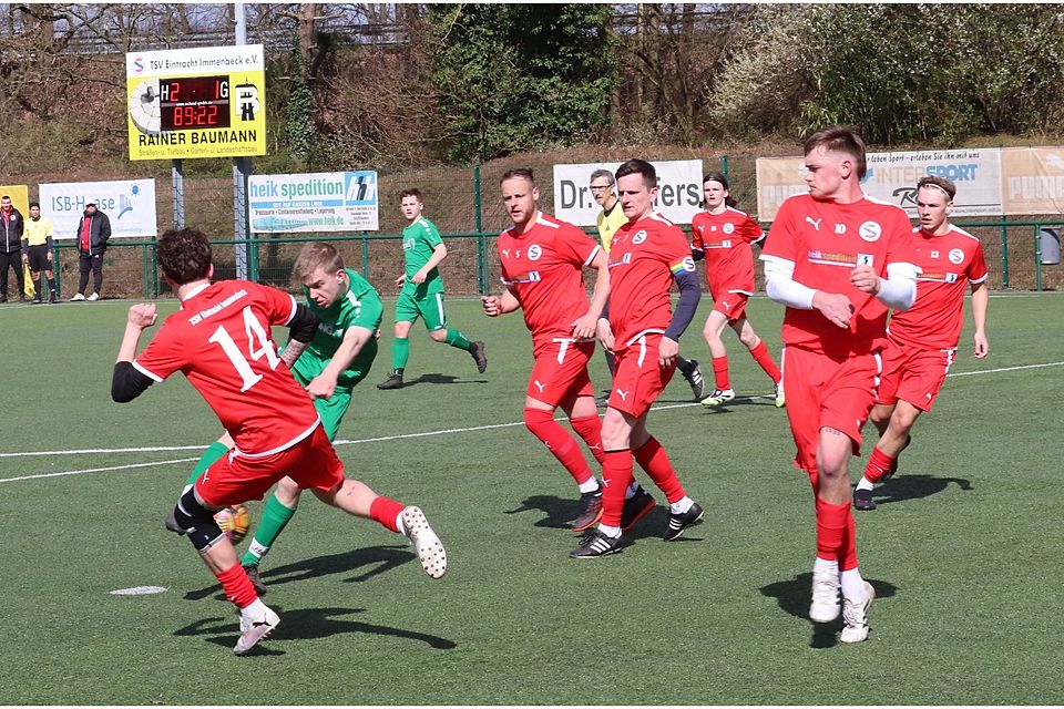Mark Schomacker zieht ab und trifft in der 90. Minute zum 2:2.