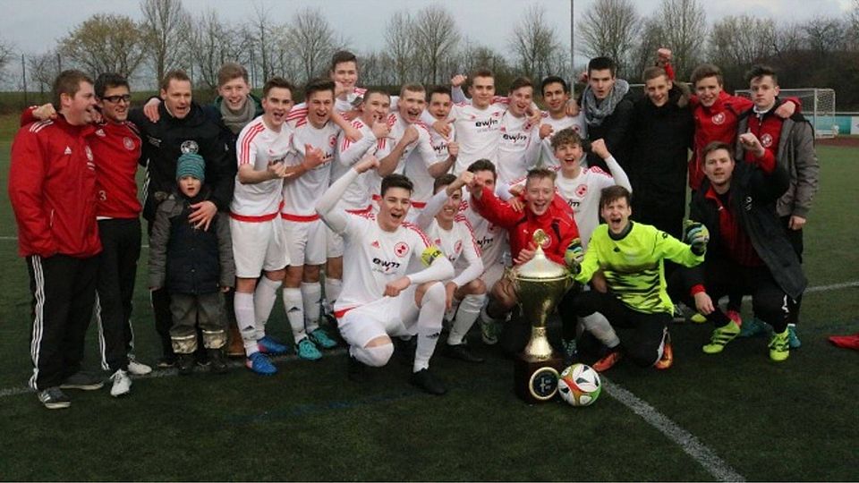 Titel verteidigt: Die A-Junioren von RW Hünsborn nach dem 5:1-Erfolg im Endspiel über den FC Lennestadt.   Foto: leem