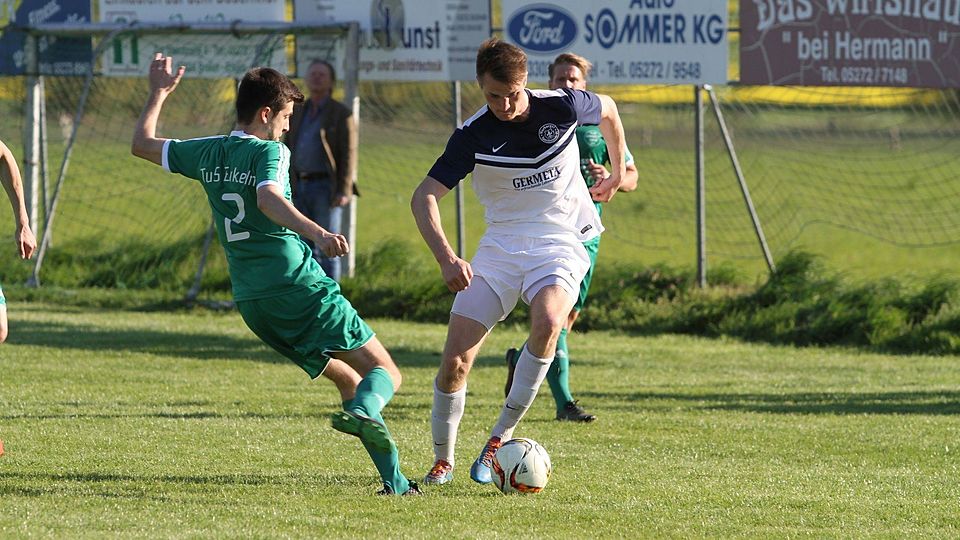 Kevin Laqua (r.), hier im Bezirksliga-Kreisderby gegen Erkeln, muss mit den Sportfreunden Warburg in der Aufstiegsrelegation gegen Preußen Espelkamp ran.