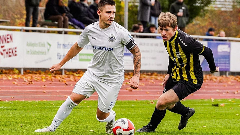 Bogen mit Kapitän Patrick Fuchs (links) knöpft Tobias Wunderles Burglengenfeld einen Punkt ab.