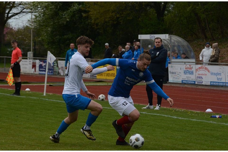 Lukas Freitag (SV Bönebüttel-Husberg) bedrängt Erk Henne (TUS Nortorf II).