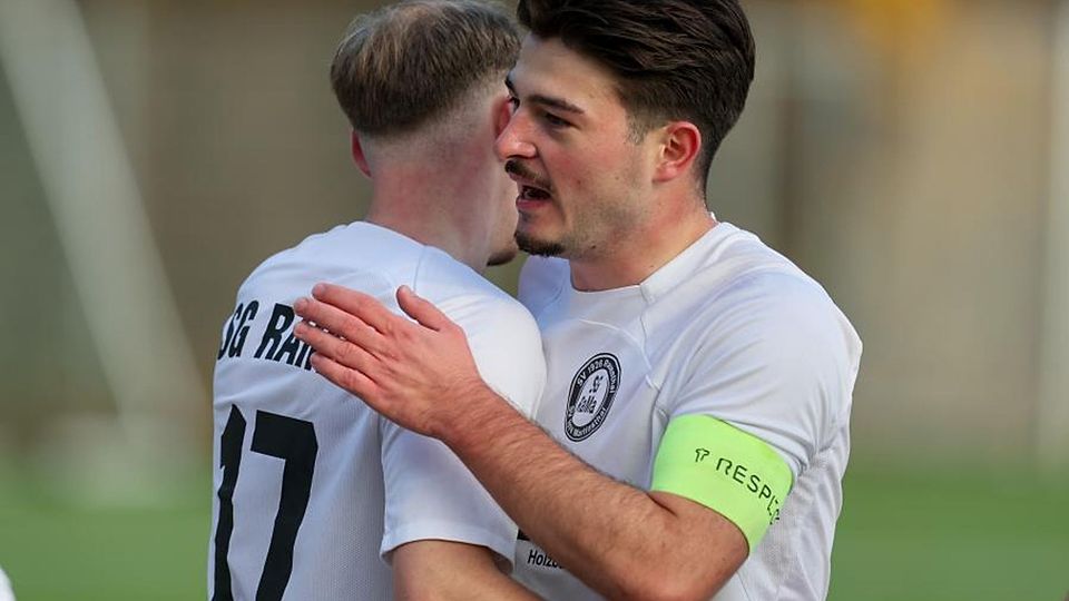 Torschützen der SG Rauenthal unter sich: Kapitän Mateo Matijevic trifft doppelt, während auch Lennart Sievers ein Tor zum 5:1 über Wallrabenstein beisteuert.	Foto: Frank Heinen