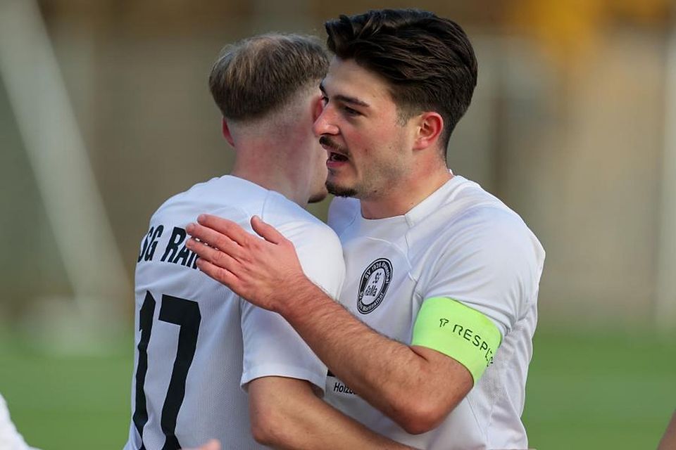 Torschützen der SG Rauenthal unter sich: Kapitän Mateo Matijevic trifft doppelt, während auch Lennart Sievers ein Tor zum 5:1 über Wallrabenstein beisteuert.	Foto: Frank Heinen