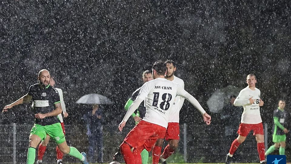 Hat der bayerische Norden einfach Wetter-Pech? Das Spiel Cham vs. Gebenbach wurde ausgetragen - trotz zweitweise dichtem Schneefall.