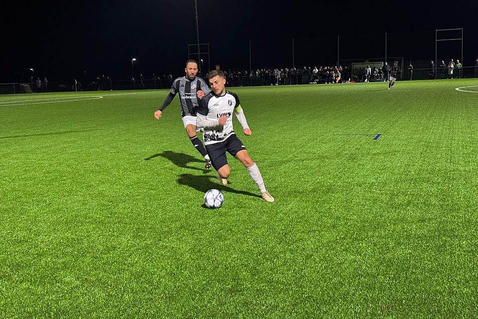 Ali Abdallah und Nick Schirrmacher im Kampf um den Ball.