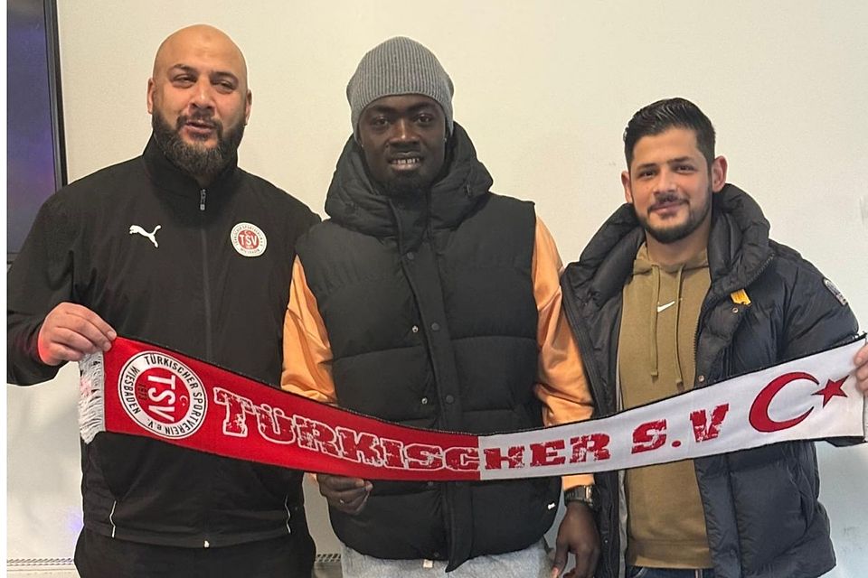 Trainer Gökhan Caliskan (l.) und Vorstandsmitglied Onur Candogan (r.) freuen sich über Zungang Richard Ofosu.