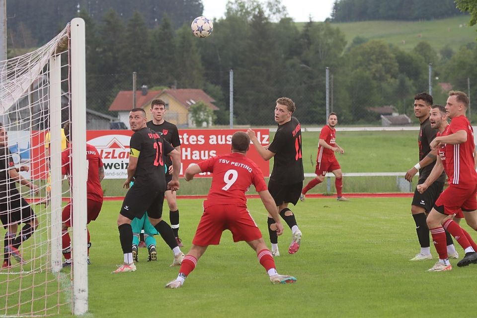 Matthias Lotter (Nummer 9) visiert den Ball an und köpft dann zum 1:0 ein.