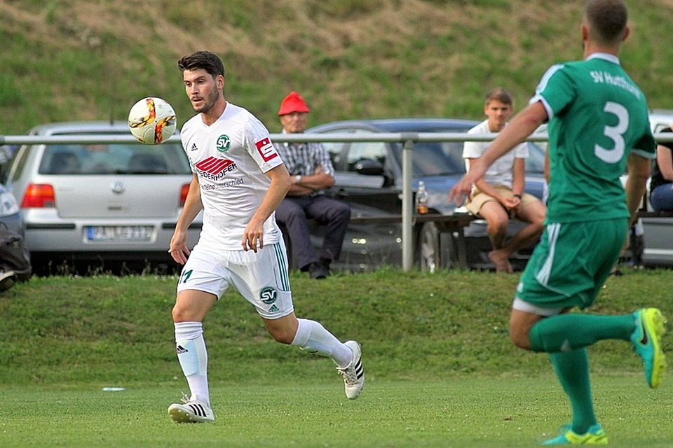 Lucas Altenstrasser (li.) verstärkt den VfB Straubing F: Enzesberger