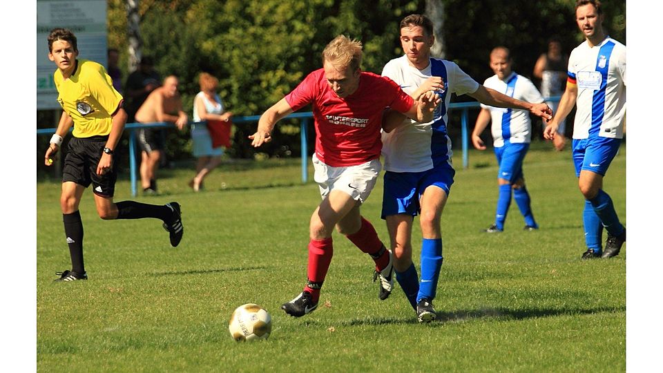 In der Hinrunde hatten die weißen Erbes-Büdesheimer gegen die roten Freimersheimer keine Chance. Und in der Rückrunde? F: Wolff