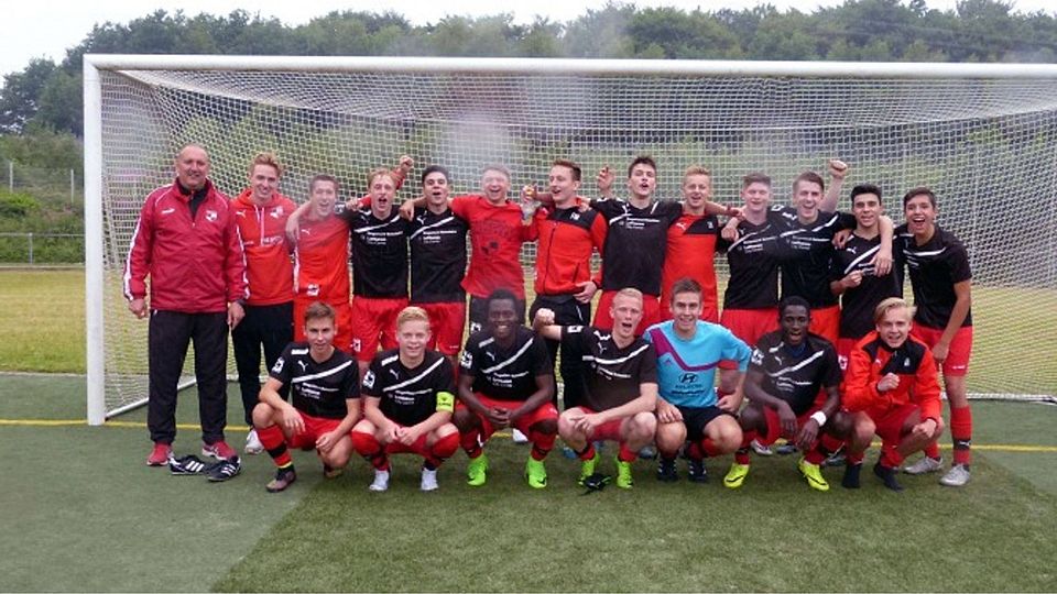 Die A-Jugend des SuS Niederschelden sicherte sich nach der Meisterschaft auch den Aufstieg in die Bezirksliga.  Foto: Verein
