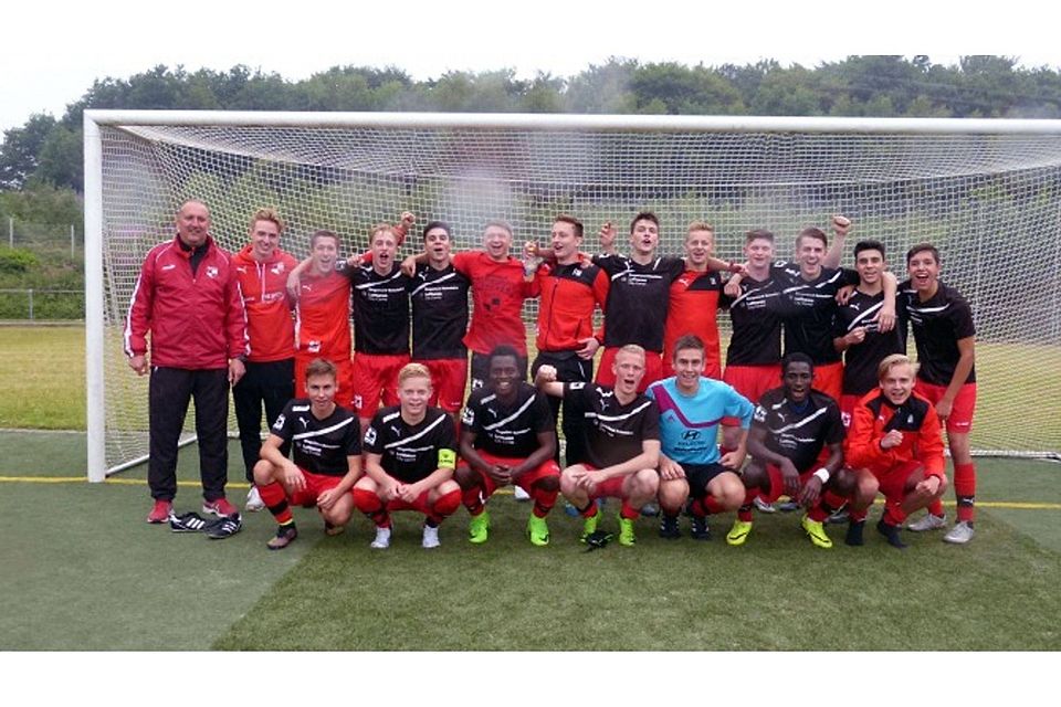 Die A-Jugend des SuS Niederschelden sicherte sich nach der Meisterschaft auch den Aufstieg in die Bezirksliga.  Foto: Verein
