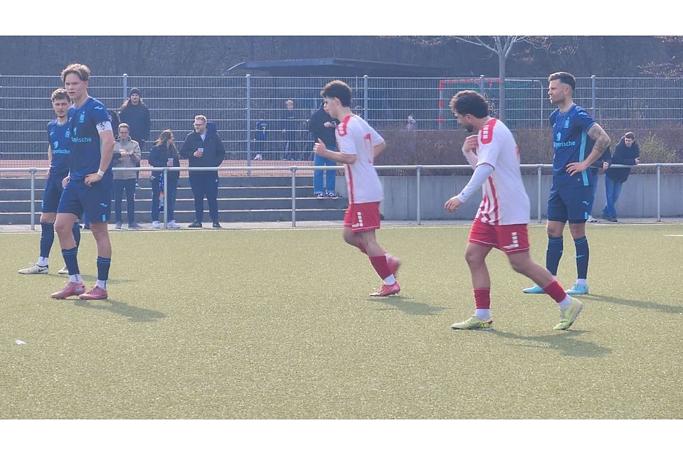 Zur Halbzeit führt Türkgücü München (weiß-rot) überraschend gegen den TSV 1860 München II. Zur Halbzeit führt Türkgücü München (weiß-rot) überraschend gegen den TSV 1860 München II.