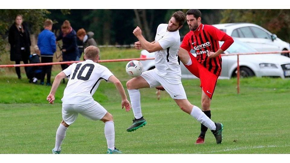 Julian Kraft (weißes Trikot, hier im Duell mit Obbornhofen), haute sich auch beim Gastspiel der SGAES bei Lumda/Geilshausen mächtig ins Zeug. Mit Erfolg, er erzielte beide Siegtore für die Fink-Elf. Archivfoto: Luca Raab 
