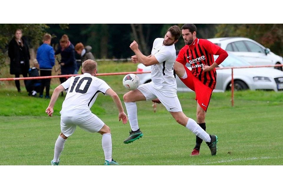 Julian Kraft (weißes Trikot, hier im Duell mit Obbornhofen), haute sich auch beim Gastspiel der SGAES bei Lumda/Geilshausen mächtig ins Zeug. Mit Erfolg, er erzielte beide Siegtore für die Fink-Elf. Archivfoto: Luca Raab 