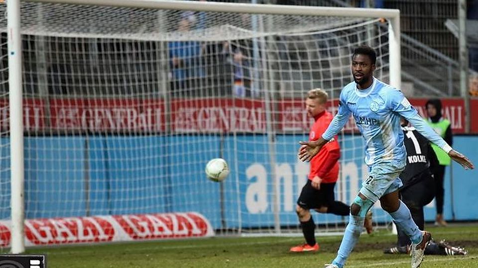 Hier schießt Stephané Mvibudulu die Stuttgarter Kickers zum Sieg gegen Wehen Wiesbaden (3. Liga, 2016). 