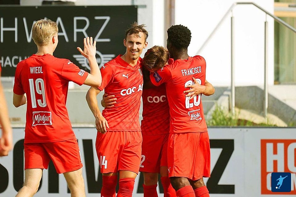 Vor allem dank einer starken zweiten Halbzeit und einen Doppelpack von Matchwinner Florian Wiedl (links) darf sich der SV Erlbach über den Einzug in die nächste Pokalrunde freuen
