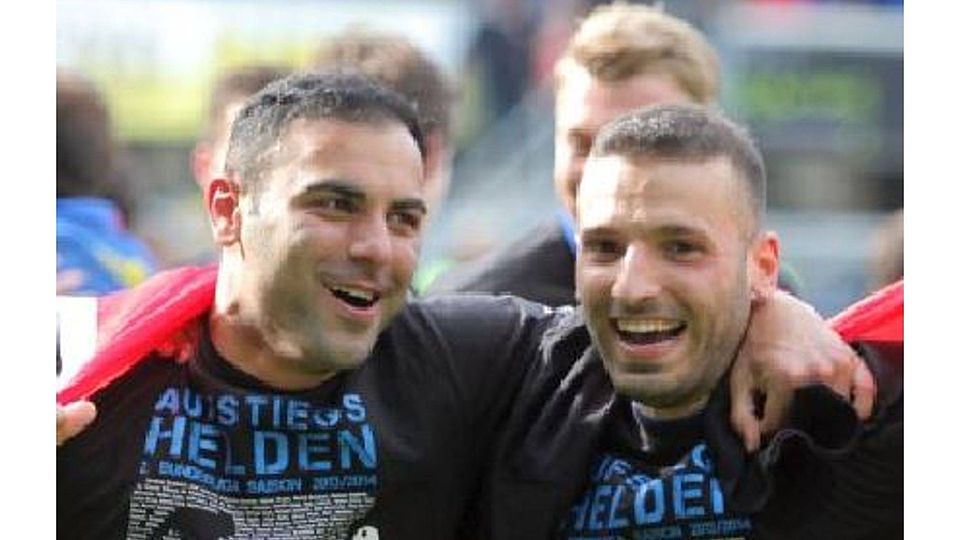 Mahir Saglik und Süleyman Koc (rechts) bejubeln den Aufstieg des SC Paderborn in die Bundesliga. Foto: dpa