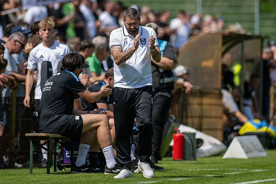 Applaudiert Sascha Mölders seinem SC Wiedenbrück zu drei Punkten?