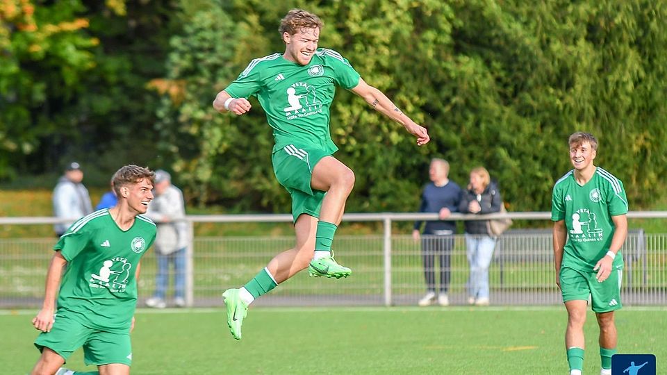 Domenic Baumann (Mitte) jubelt nach seinem Treffer zum 2:0.